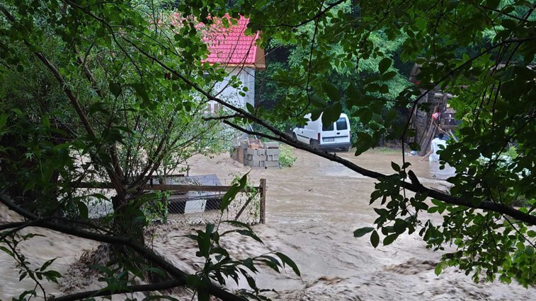 Imaginea articolului Efectele ploilor abundente, în judeţul Alba. Case inundate, persoane izolate şi alunecări de teren