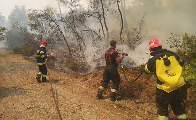 Έλληνες δημοσιογράφοι επαινούν τους Ρουμάνους πυροσβέστες: «Έχουν μια αξιοθαύμαστη πρακτική»