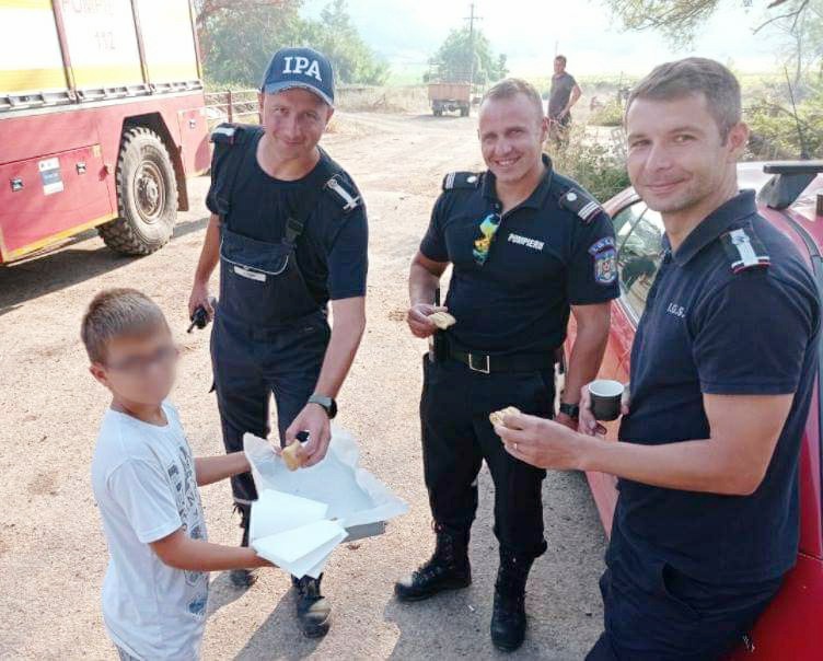 Pompierii români, emoţionaţi de gestul unui copil grec, al cărui sat ardea. „Am mers în Grecia să ajutăm, însă am primit mult mai mult!”