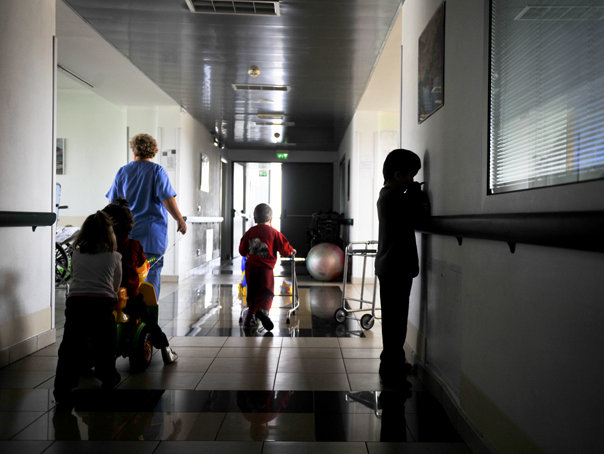 Imaginea articolului Peste 100 de copii sunt internaţi în spital cu COVID-19. Medic ATI: Era de aşteptat