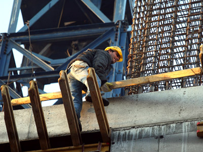 Imaginea articolului Domeniul construcţiilor, afectat de lipsa forţei de muncă. România, invadată de lucrători veniţi din Asia