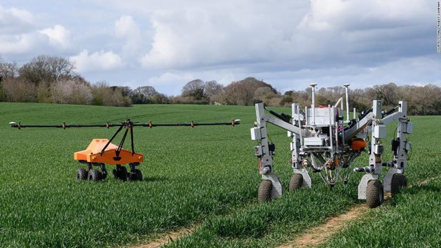 Agricultură într-un mod ecologic. Trei roboţi ajută fermierii să cureţe solul de buruieni şi să planteze|EpicNews