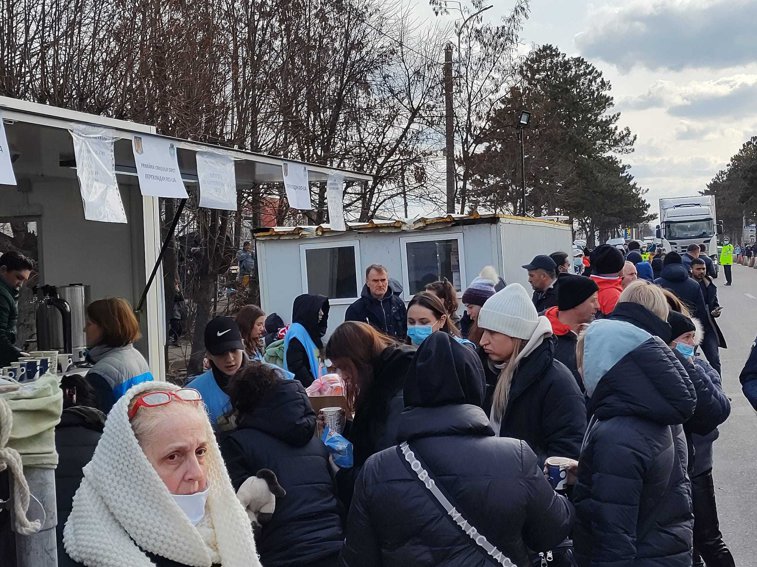Imaginea articolului Reportaj din Vama Siret: Preoţi, voluntari, plase cu mîncare, jandarmi, pompieri şi mii de refugiaţi debusolaţi, speriaţi şi obosiţi care merg spre undeva. Nici ei nu ştiu spre unde  