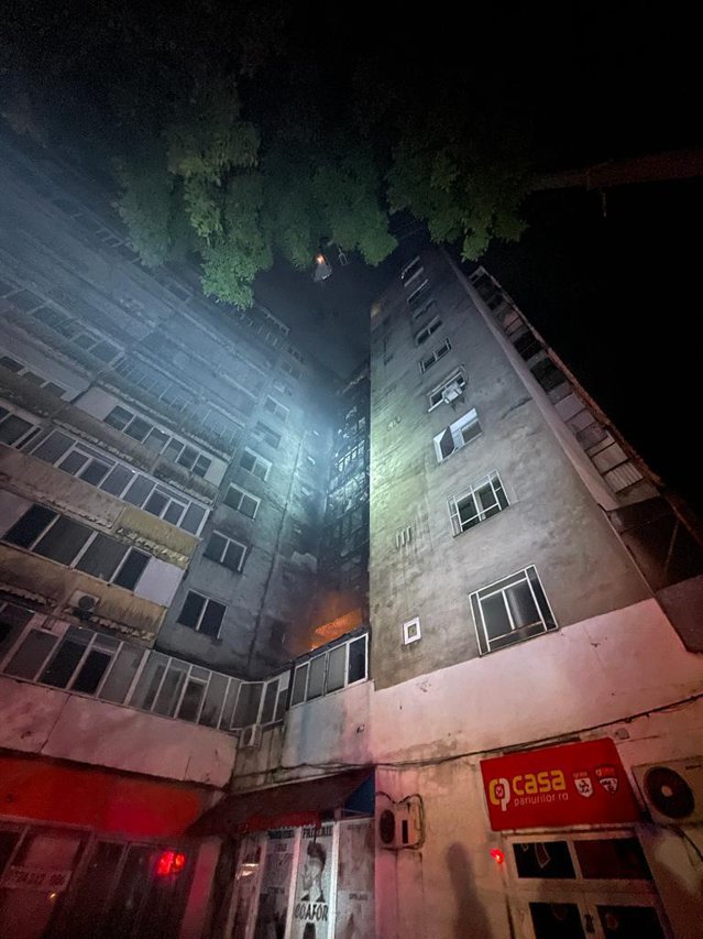 Incendiu uriaş în sectorul 5: focul s-a extins de la etajul 2 la etajul 10 / 112 persoane de persoane evacuate