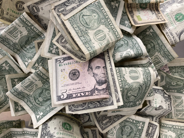 Imaginea articolului Dobânda şi inflaţia au transformat 163 de dolari în 1,2 milioane. Un bărbat din Chile se luptă cu statul pentru a obţine averea economisită de tatăl lui 