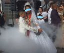 Imaginea articolului Nunţi pe bandă rulantă între minori la Strehaia. Mirii, duşi cu tirul la biserică, autorităţile aplaudă de pe margine
