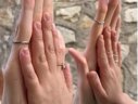 Imaginea articolului Persoana cu cele mai mari mâini din lume. Suferă de sindromul Weaver, este cercetătoare şi lucrează în IT VIDEO