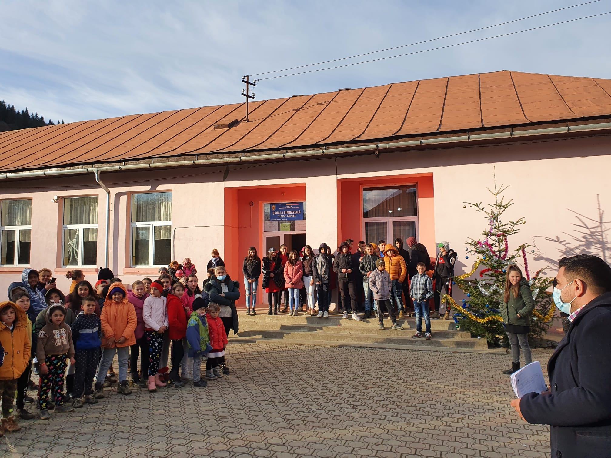 Peste 2.000 de adeverinţe eliberate elevilor care candidează pe locuri destinate etniei rome