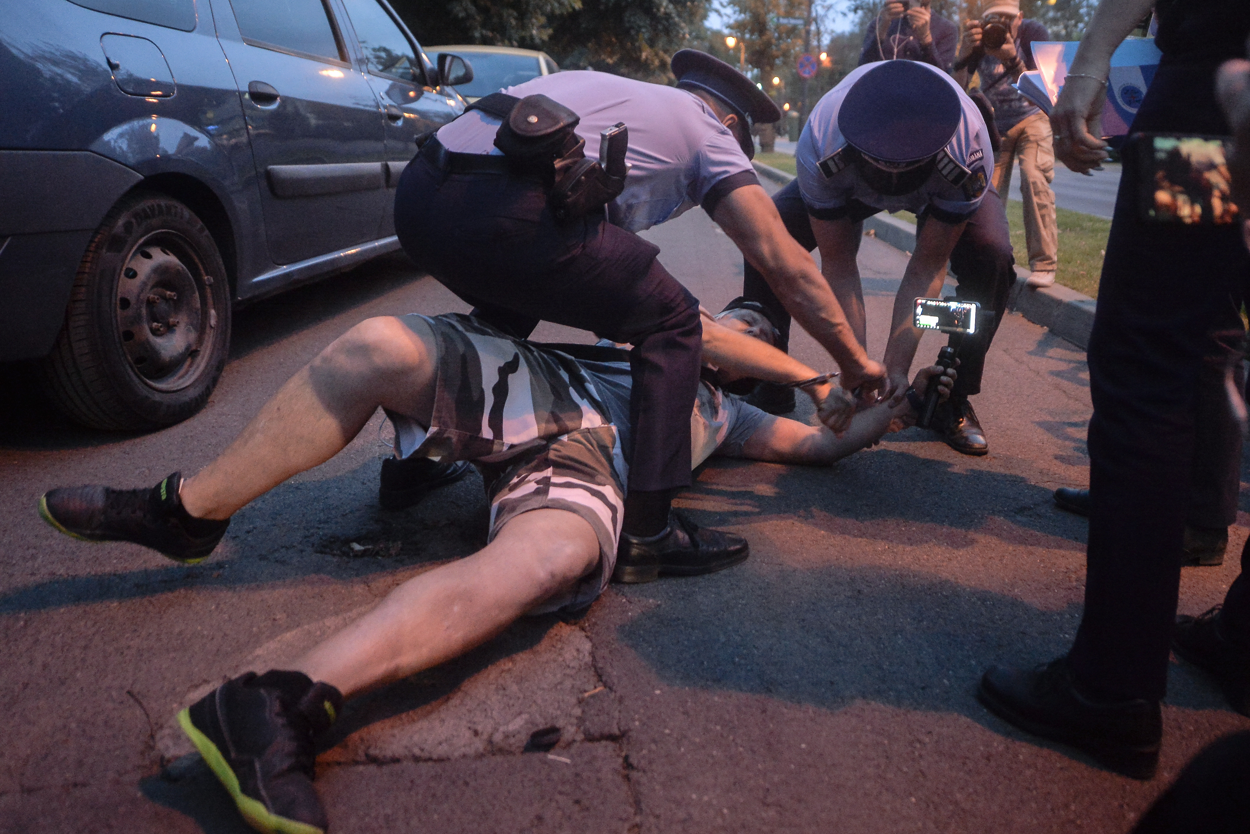 Incident bizar în Otopeni. Un poliţist a fost muşcat de burtă în timp ce încătuşa un individ