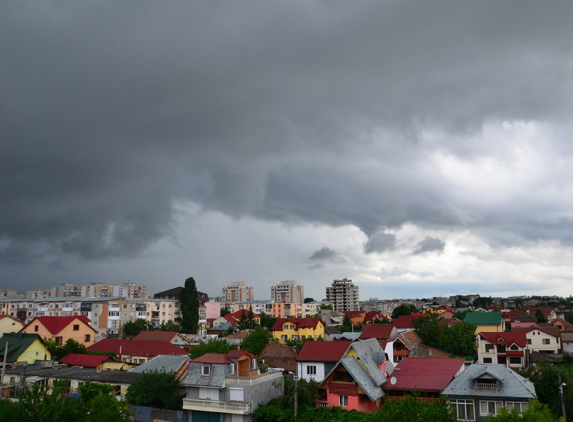 Furtună peste Oltenia: cod galben pentru localităţi din Dolj şi Olt