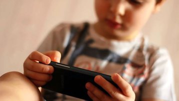 Smartphone-ul la vârste mici: este sau nu nociv pentru dezvoltarea copiilor?