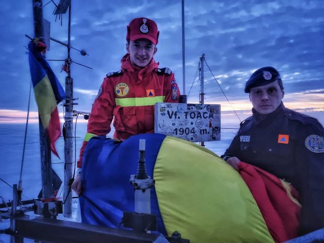Doi pompieri au arborat Drapelul pe vârful Toaca din Ceahlău|EpicNews