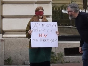 VIDEO Experiment social în România: „Dacă ai şti că trăiesc cu HIV m-ai îmbrăţişa?”. Cum reacţionează oamenii