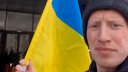 Imaginea articolului Un om se plimbă prin Moscova fluturând steagul ucrainean de câteva luni. Care este reacţia ruşilor

