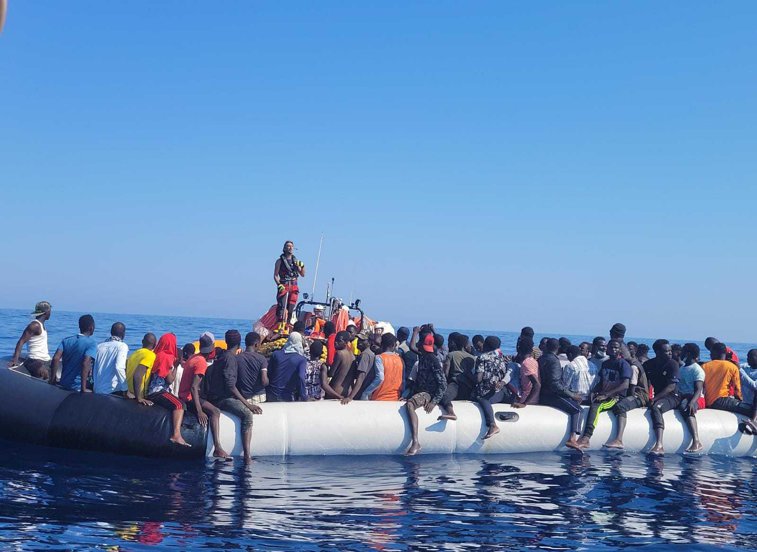 Imaginea articolului Valuri de migranţi debarcă în Italia. Autorităţile acuză navele de caritate că fac jocul traficanţilor