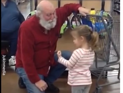 Imaginea articolului VIDEO O fetiţă a confundat un vârstnic cu Moş Crăciun. Reacţia bărbatului 