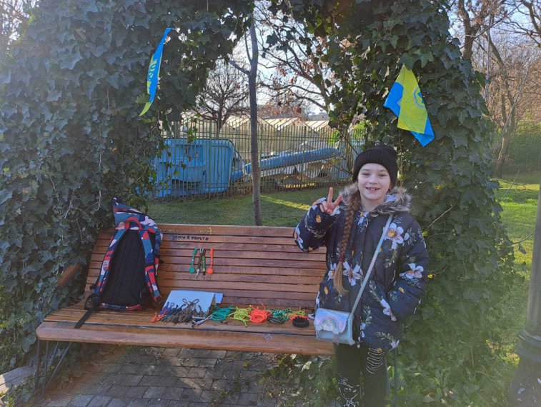 Imaginea articolului „Strâng bani pentru armata ucraineană”. O fetiţă vinde obiecte handmade într-un parc din Bucureşti