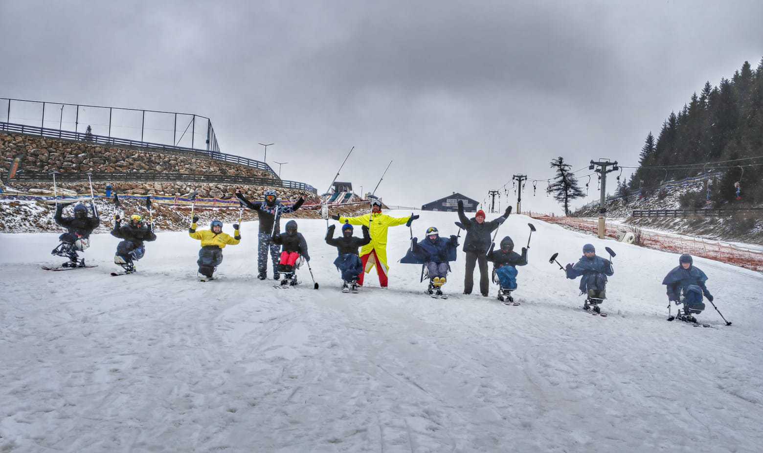 1000 de persoane cu dizabilităţi vor schia pe pârtiile din România, în această iarnă prin iniţiativa Caiac SMile. Debutul proiectului la Cheile Grădiştei