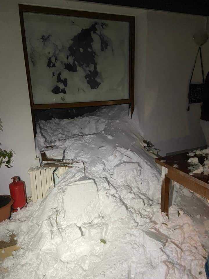 Imaginea articolului O avalanşă de mari dimensiuni a lovit cabana Capra. 60 de persoane, izolate