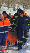Imaginea articolului Un bolnav a fost transportat de medici cu o prelată, pe braţe, din cauza drumului impracticabil