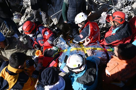 Imaginea articolului Cutremur în Turcia şi Siria: copilul de 12 ani din Antakya, salvat după 296 de ore, a murit în spital