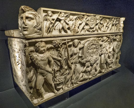 Imaginea articolului Un sarcofag al unui patrician din Dacia romană a fost distrus cu excavatorul. Care era vechimea sa? 