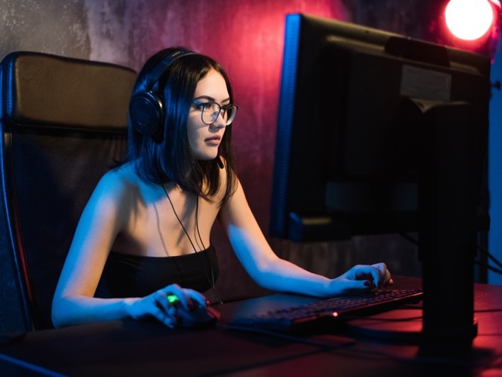 Imaginea articolului Din ce în ce mai multe femei au început să experienteze jocurile de noroc online în timpul pandemiei - studiu