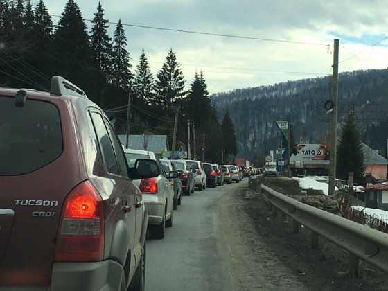 The image of the article Heavy traffic on Valea Prahova.  It travels in column between Azuga, Comarnic and Predeal