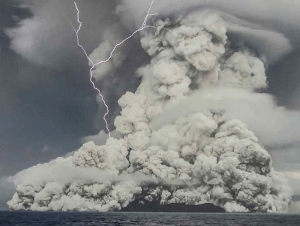 Imaginea articolului Puterea erupţii vulcanice din Tonga, mai mare decât aproape orice explozie nucleară 