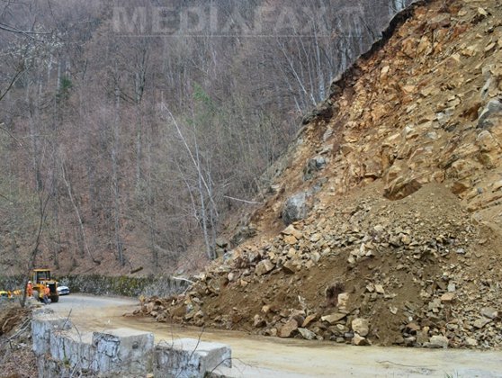 Image of the article Traffic blocked on the Călimăneşti Beltway due to stones falling from the slopes