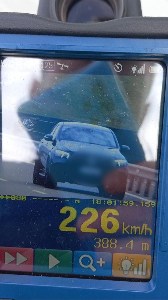 Imaginea articolului Vitezomani prinşi în trafic pe Autostrada A3 Turda - Borş: un tânăr avea 226 km/oră