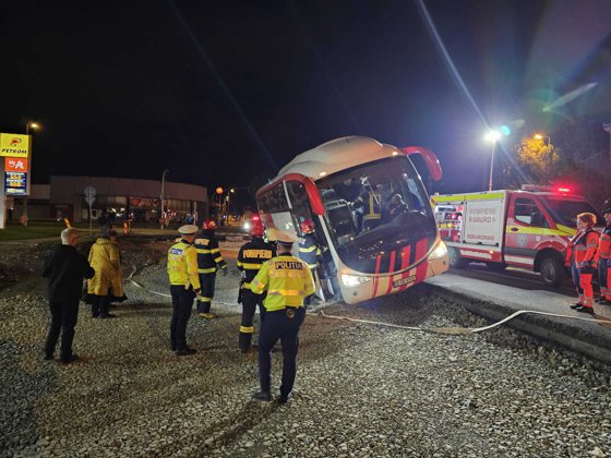 Image of the article White: A coach with 55 passengers on board skidded