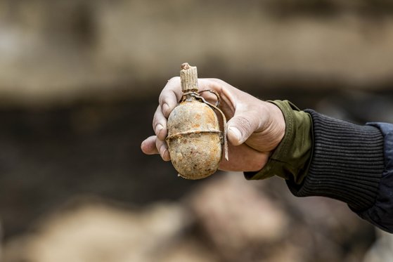 The image of the article Grenade from the First World War, found on a recently paved road in Botoşani