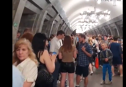 Imaginea articolului Oamenii din Kiev au dat buzna la metrou, după ce primarul le-a cerut să se adăpostească de atacurile ruşilor. Imagini din subteran


