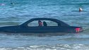 Imaginea articolului O maşină de 115.000 de euro, abandonată pe plajă, a devenit inutilizabilă după ce a ajuns în mare
