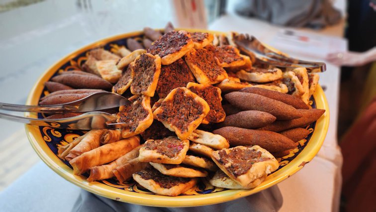 Imaginea articolului Săptămâna bucătăriei turceşti la Bucureşti. Specialităţi din sudul provinciei Hatay, puternic afectată de cutremur. Ambasadorul turc din România: "Am copilărit cu această mâncare"