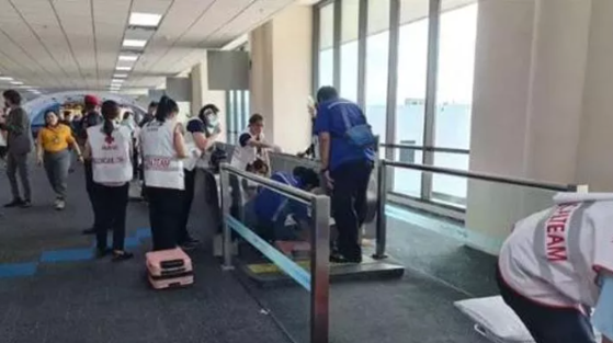 Imaginea articolului Unei femei i-a fost amputat piciorul, după ce a rămas blocată pe banda de rulare a aeroportului
