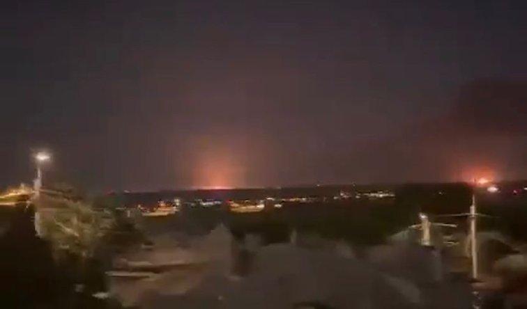 Imaginea articolului VIDEO Rusia a lansat un nou atac la graniţa României. Locuitorii din Tulcea au urmărit exploziile din portul ucrainean Izmail / Prima reacţie a preşedintelui