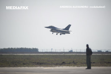 Avioane F-16 ale SUA au ajuns la Baza aeriană Borcea pentru a consolida misiunea de poliţie aeriană a NATO în România