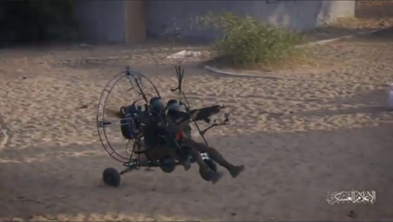 Imaginea articolului Pregătirile de atac ale militanţilor, rupte din filmul Max Max: Hamas, exerciţii cu deltaplanuri motorizate