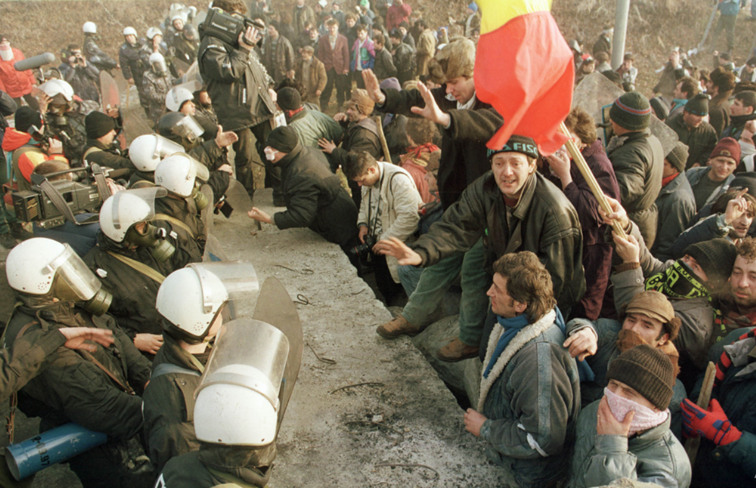Imaginea articolului 25 de ani de la bătălia de la Costeşti. În urmă au rămas poveşti şi o cârciumă botezată "La Jandarmul Tăvălit". Povestea mineriadei din ianuarie 1999