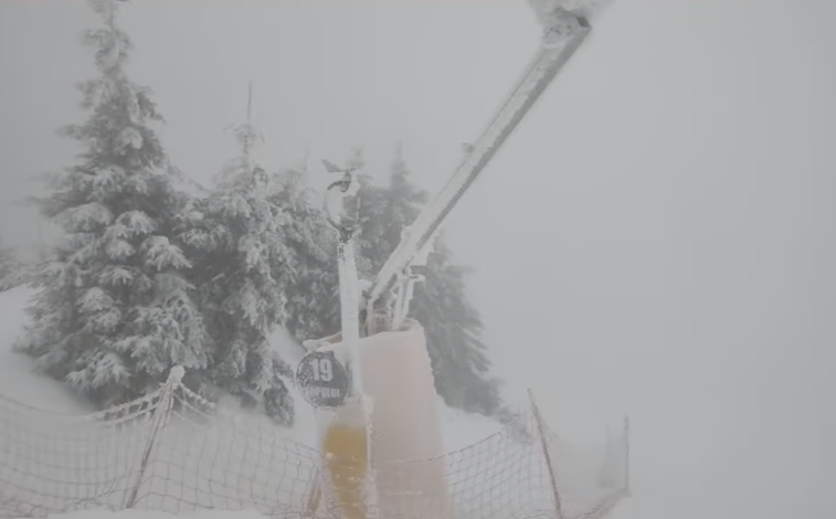 Imaginea articolului Probleme la munte. Instalaţiile pe cablu oprite şi concurs de schi anulat din cauza viscolului la Poiana Braşov
