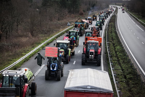 Imaginea articolului Protestele au migrat din Franţa în Spania. Fermierii au blocat mai multe autostrăzi