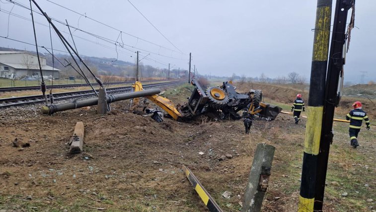 Imaginea articolului UPDATE. Buldoexcavator, lovit de tren în Bacău. Şoferul a murit / Avarii ale infrastructurii feroviare şi ale locomotivei trenului