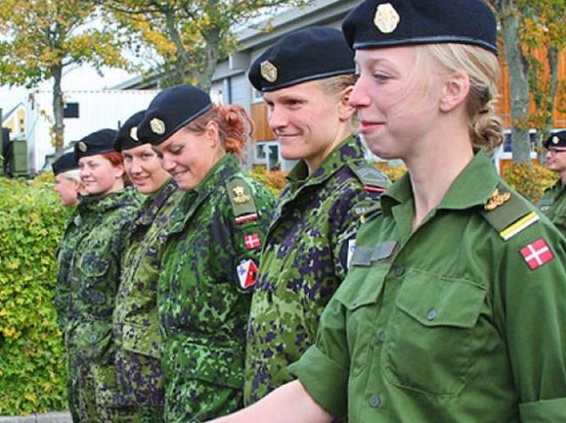 Imaginea articolului O ţară membră NATO obligă femeile să servească ţara şi prelungeşte perioada stagiului militar


