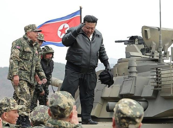 Imaginea articolului Nimeni nu-i mai sus ca el: Kim s-a urcat pe tanc!

