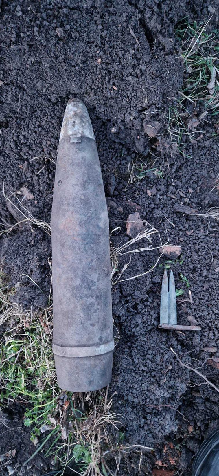 Imaginea articolului Un bărbat a găsit un proiectil şi două cartuşe neexplodate, în timp ce săpa prin curte