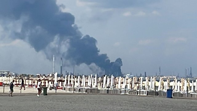 Fum dens la Rafinăria Petromidia din Năvodari. S-a activat planul roşu de intervenţie  ISU Constanţa: A fost o explozie|EpicNews