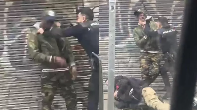 Imaginea articolului Bastoane de poliţie şi bătăi aplicate unor bărbaţi de culoare neînarmaţi: imaginile care înfuriază Spania

