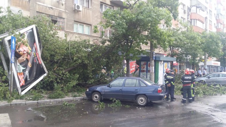 Imaginea articolului ISU Bucureşti-Ilfov a avut 288 de intervenţii, în urma vântului puternic. 92 de maşini, avariate
